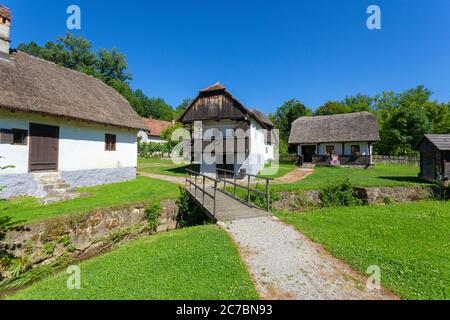 Edifici tradizionali di legno e roccia nel villaggio di Kumrovec, Croazia Foto Stock