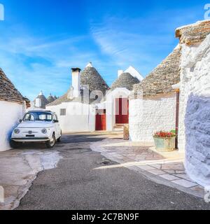 Trulli di Alberobello case tipiche vista strada. Città di Alberobello, villaggio con case Trulli in Puglia Puglia Puglia, Italia meridionale Foto Stock