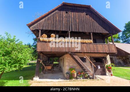 Edifici tradizionali di legno e roccia nel villaggio di Kumrovec, Croazia Foto Stock