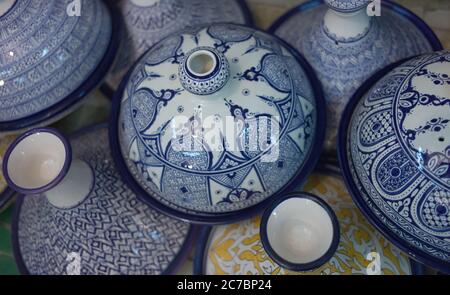 Vista di un tradizionale stallo pieno di vasi su un mercato nella Medina Souks di Fes, Marocco. Concentrarsi sul vaso grande Foto Stock