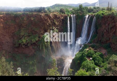 Gigantesche cascate di Ouzoud nelle montagne del Grand Atlas in Marocco Foto Stock