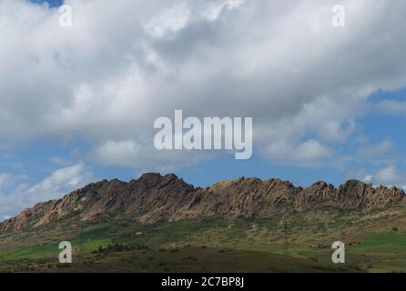 Paesaggio con montagne rocciose nelle montagne dell'Atlante vicino Beni-Mellal in Marocco Foto Stock