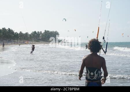 Foto orizzontale di persone kiteboarding sulla spiaggia in Repubblica Dominicana Foto Stock