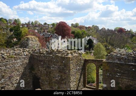 Foto ad alto angolo delle mura di pietra del Castello di Guildford in Inghilterra con case visibili sullo sfondo Foto Stock