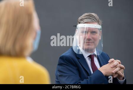 Keir Starmer, leader del Partito del lavoro, incontra i lavoratori e le famiglie dei residenti in casa durante una visita al Cafe 1899 a Gedling Country Park, Nottinghamshire. Il leader dell'opposizione ha discusso l'impatto del coronavirus sulle case di cura e i miglioramenti necessari prima di una possibile seconda ondata quest'inverno. Foto Stock