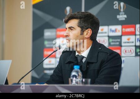 KHARKIV, UCRAINA - 14 febbraio 2019: Paolo Fonseca parla ai giornalisti dopo la partita della UEFA Europa League Shakhtar Donetsk vs Eintracht Francoforte a. Foto Stock
