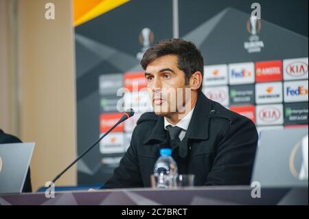 KHARKIV, UCRAINA - 14 febbraio 2019: Paolo Fonseca parla ai giornalisti dopo la partita della UEFA Europa League Shakhtar Donetsk vs Eintracht Francoforte a. Foto Stock