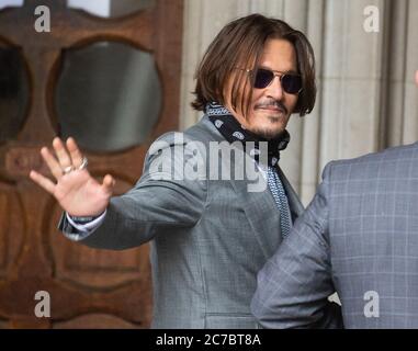 Londra, Regno Unito. , . L'attore Johnny Depp arriva all'High Court di Londra. Sta citando i giornali del gruppo di notizie per il lithibel dopo che 'il giornale del Sole' lo ha descritto come 'una frusta della moglie '. Credit: Tommy London/Alamy Live News Foto Stock