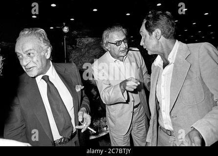 Da sinistra il pittore Renato Guttuso e gli scrittori Giovanni Arpino e Italo Calvino alla festa del cinema di Venezia nel 1981 - da sin. il pittore Renato Guttuso e gli scritori Giovanni Arpino ed Italo Calvino al festival del cinema di Venezia del 1981 Foto Stock