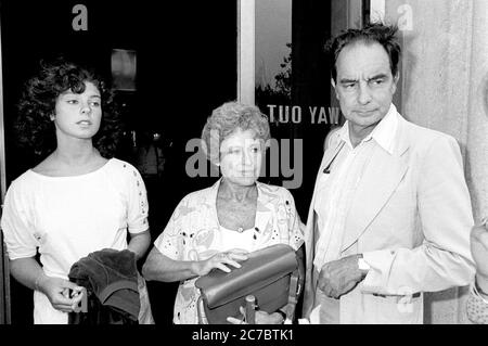 - lo scrittore Italo Calvino con la figlia e la moglie al festival cinematografico di Venezia del 1981 - lo sceneggiatore Italo Calvino con la figuria e la moglie al festival del cinema di VE del 1981 Foto Stock