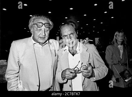 - gli scrittori Giovanni Arpino e Italo Calvino al festival cinematografico di Venezia nel 1981 - gli scritori Giovanni Arpino ed Italo Calvino al festival del cinema di Venezia del 1981 Foto Stock