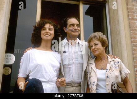 - lo scrittore Italo Calvino con la figlia e la moglie al festival cinematografico di Venezia del 1981 - lo sceneggiatore Italo Calvino con la figuria e la moglie al festival del cinema di VE del 1981 Foto Stock