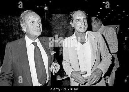 - il pittore Renato Guttuso e lo scrittore Italo Calvino alla festa del cinema di Venezia nel 1981 - il pittore Renato Guttuso e lo sceneggiatore Italo Calvino al festival del cinema di Venezia del 1981 Foto Stock