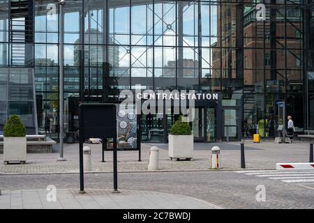 Malmo, Svezia - 12 luglio 2020: Stazione ferroviaria centrale. Ingresso verso la città. Le strade sono ancora abbastanza vuote e non sono di nuovo normali dopo la pandemia del coronavirus Foto Stock