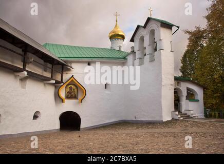 Nicholas porta chiesa di Pskov-Grotte (Pskovo-Pechersky) Monastero Dormizione in Pechory. Oblast di Pskov. Russia Foto Stock