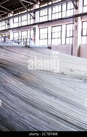 Johannesburg, Sudafrica - 16 ottobre 2012: Linee di filo di cotone per un telaio della linea di assemblaggio della trama dell'avvolgitore Foto Stock