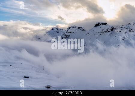 Tramonto sul Passo Pordoi innevato coperto da nuvole, vista aerea, Dolomiti, Trentino-Alto Adige, Italia Foto Stock