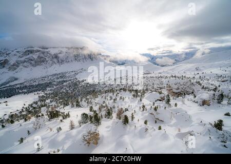 Massi di famosa area climbing Città dei Sassi ricoperti di neve, Val Gardena, Dolomiti, Trentino-Alto Adige, Italia Foto Stock