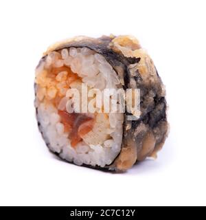 Sushi roll con nori e frutti di mare, in panati al forno isolato su sfondo bianco Foto Stock