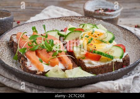 Smorrebrod - panini tradizionali danesi. Pane di segale nero con Foto Stock