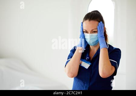 Infermiere stressato al lavoro Foto Stock