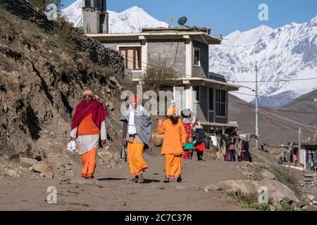 Hindo pellegrini sulla strada per Muktinath Temple.Ranipauwa villaggio, Mustang inferiore, Nepal Foto Stock