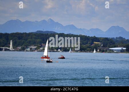 Prien, Germania. 14 luglio 2020. Barche, turisti sul Chiemsee di fronte allo sfondo alpino, montagne, montagne su 14.07.2020. | utilizzo in tutto il mondo credito: dpa/Alamy Live News Foto Stock