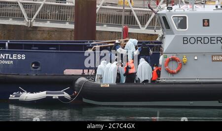 Un gruppo di persone che si pensa siano migranti viene portato a dover, Kent, a seguito di un certo numero di piccoli incidenti in barca nella Manica, questa mattina. Foto Stock