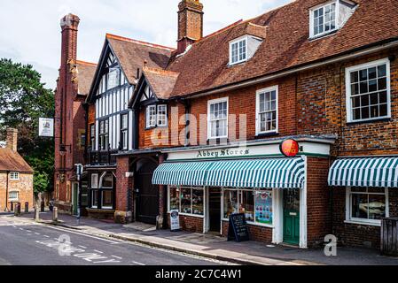 Abbey Stores e l'Ufficio postale insieme con le armi Montagu, High Street, Beaulieu, Inghilterra Foto Stock