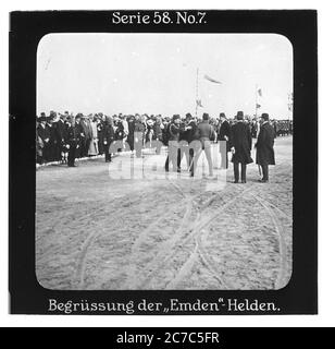 Proiezione für alle - Der Weltkrieg: An der Türkischen Front. Serie 58. N. 7. Im mai 1915 erreichten 50 Mann Besatzung des zerstörten Kreuzers Emden nach einer abenteuerlichen Flucht von den Kokos-Inseln im Indischen Ozean schließlich Istanbul. - Die Firma „proiezione für alle" wurde 1905 von Max Skladanowsky (1861-1939) gegründet. Sie produzierte bis 1928 fast 100 Serien zu je 24 Glasdias im Format 8,3 x 8,3 cm im sog. Bromsilber-gelatina-Trockenplatten Verfahren. Die Serien umfassten Städte, Länder, Landschaften, Märchen und Sagen, das Alte Testamento u. den 1. Weltkrieg Foto Stock