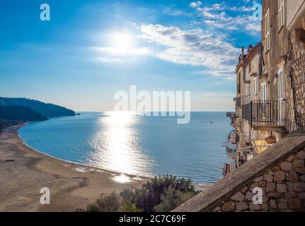 Sperlonga (Italia) - la città turistica bianca sul mare, provincia di Latina, regione Lazio Foto Stock