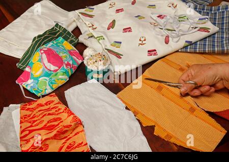 Fare maschere a casa. Foto Stock