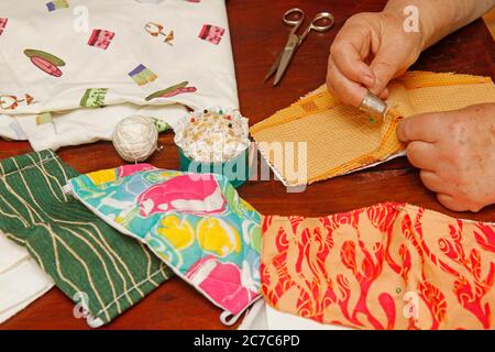 Fare maschere a casa. Foto Stock