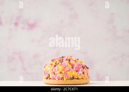 Negli zuccherini colorati su sfondo rosa, decorazione per torte e  pasticceria, vista dall'alto Foto stock - Alamy