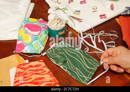 Fare maschere a casa. Foto Stock