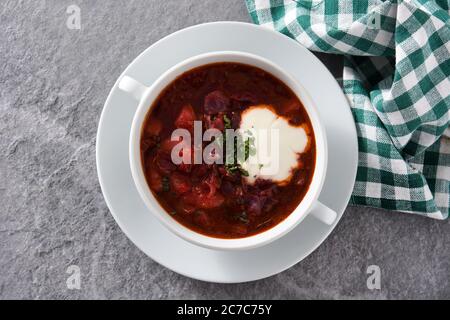 Tradizionale ucraino russo borsch. Zuppa di barbabietole su sfondo grigio Foto Stock
