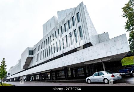 Bella foto della Follandia Hall con un cielo nuvoloso Sullo sfondo a Helsinki Foto Stock