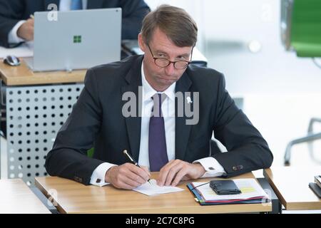 Dresda, Germania. 16 luglio 2020. Roland Wöller (CDU), ministro degli interni della Sassonia, segue il dibattito in seno al parlamento di Stato sassone. Il primo ministro della Sassonia Kretschmer ha espresso in modo demonstrativo la sua fiducia nel ministro degli interni. Credit: dpa/dpa-Zentralbild/dpa/Alamy Live News Foto Stock