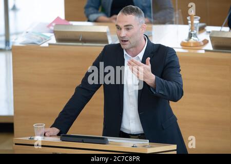 Dresda, Germania. 16 luglio 2020. Sebastian Wippel, deputato dell'AFD, parla ai membri del Parlamento di Stato sassone. Il primo ministro della Sassonia Kretschmer ha espresso in modo demonstrativo la sua fiducia nel ministro degli interni Wöller. Credit: dpa/dpa-Zentralbild/dpa/Alamy Live News Foto Stock