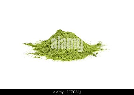 Cumulo di polvere di wheatgrass organico essiccato isolato su sfondo bianco. Foto Stock