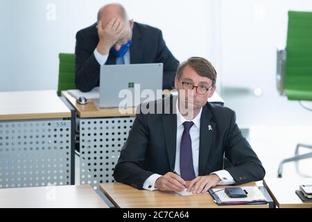 Dresda, Germania. 16 luglio 2020. Roland Wöller (CDU), ministro degli interni della Sassonia, segue il dibattito in seno al parlamento di Stato sassone. Il primo ministro della Sassonia Kretschmer ha espresso in modo demonstrativo la sua fiducia nel ministro degli interni. Credit: dpa/dpa-Zentralbild/dpa/Alamy Live News Foto Stock