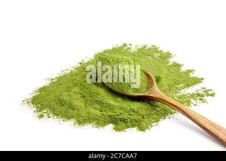 Erba di siero di latte o polvere di orzo in cucchiaio di legno isolato su bianco. Disintossicare il supercibo. Integratori alimentari verdi. Foto Stock