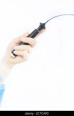 mano di medico femminile che tiene un catetere per ablazione per trattare le aritmie cardiache Foto Stock