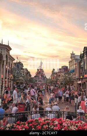 PARIGI, FRANCIA, 19 luglio 2010: Piazza con persone di fronte all'ingresso principale di Disneyland Paris. Disneyland Park, una delle attrazioni di Par Foto Stock