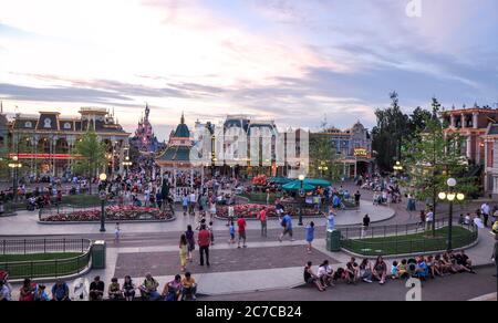 PARIGI, FRANCIA, 19 luglio 2010: Piazza con persone di fronte all'ingresso principale di Disneyland Paris. Disneyland Park, una delle attrazioni di Par Foto Stock