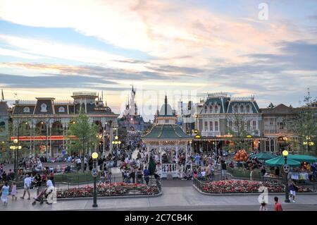 PARIGI, FRANCIA, 19 luglio 2010: Piazza con persone di fronte all'ingresso principale di Disneyland Paris. Disneyland Park, una delle attrazioni di Par Foto Stock