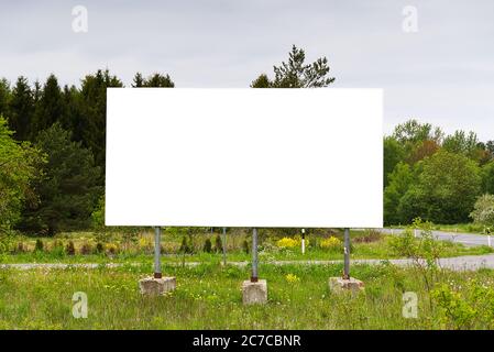 affissioni su sfondo verde. adatto per la pubblicità. Cartelloni vuoti e pubblicità all'aperto. Poster per mockup esterno. Foto Stock