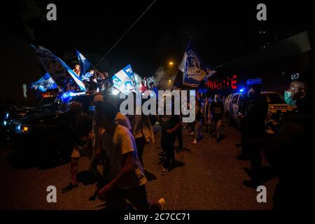 Porto, Portogallo. 15 luglio 2020. Gli appassionati di calcio del FC Porto celebrano la loro vittoria contro lo Sporting CP vicino allo Stadio Dragon dopo che il FC Porto ha vinto il primo titolo della League, assicurandosi che non possano più essere superati sui punti. FC Porto prende il posto al primo posto da SL Benfica dopo la sospensione forzata a causa della pandemia di Covid-19. Credit: SOPA Images Limited/Alamy Live News Foto Stock