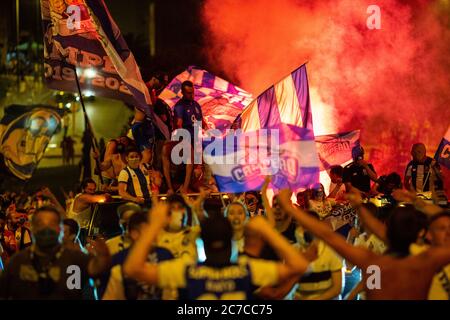 Porto, Portogallo. 15 luglio 2020. Gli appassionati di calcio del FC Porto celebrano la loro vittoria contro lo Sporting CP vicino allo Stadio Dragon dopo che il FC Porto ha vinto il primo titolo della League, assicurandosi che non possano più essere superati sui punti. FC Porto prende il posto al primo posto da SL Benfica dopo la sospensione forzata a causa della pandemia di Covid-19. Credit: SOPA Images Limited/Alamy Live News Foto Stock