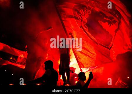 Porto, Portogallo. 15 luglio 2020. Gli appassionati di calcio del FC Porto celebrano la loro vittoria contro lo Sporting CP vicino allo Stadio Dragon dopo che il FC Porto ha vinto il primo titolo della League, assicurandosi che non possano più essere superati sui punti. FC Porto prende il posto al primo posto da SL Benfica dopo la sospensione forzata a causa della pandemia di Covid-19. Credit: SOPA Images Limited/Alamy Live News Foto Stock